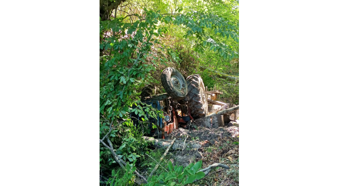 Devrilen traktörün altında kalan sürücü hayatını kaybetti