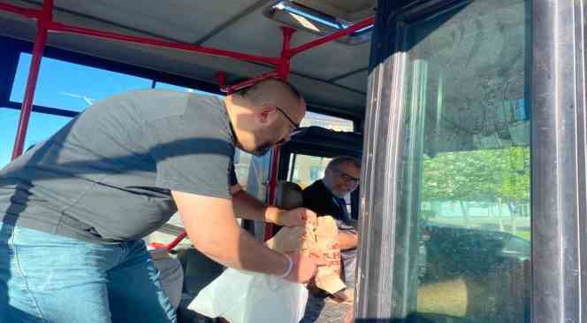 Belediye personellerinden vatandaşlara simit ve meyve suyu ikramı
