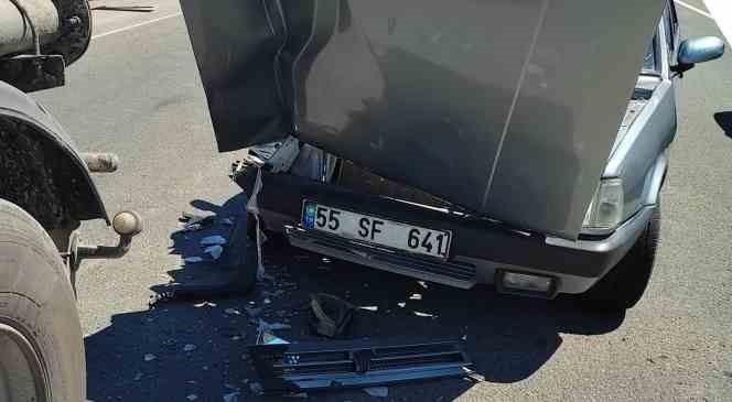 Otomobil ile tır &ccedil;arpıştı: 2 yaralı
