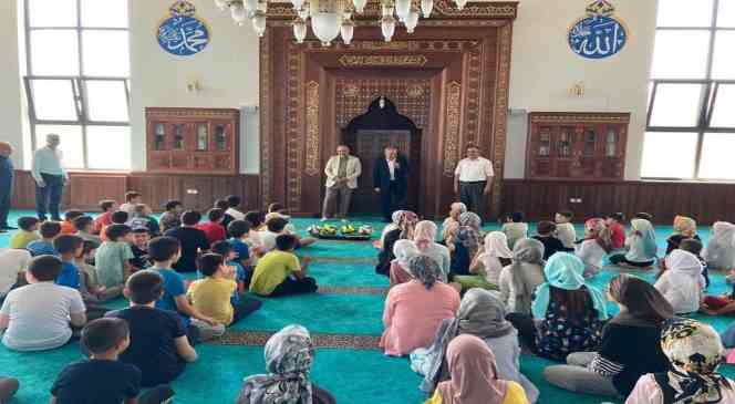 Kur&rsquo;an Kursu &ouml;ğrencilerine spor malzemeleri dağıtıldı
