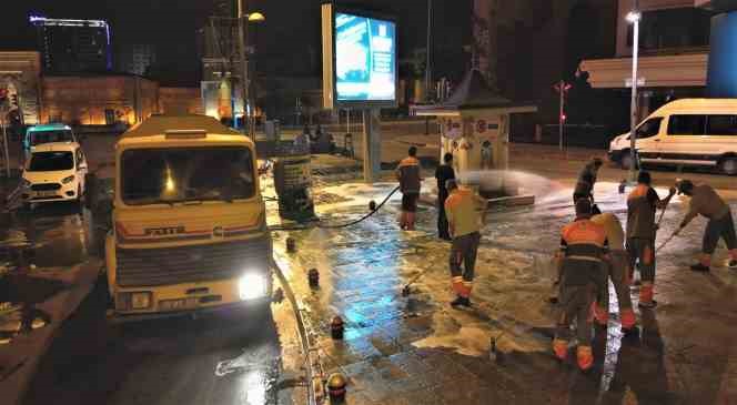 Melikgazi’den gece boyu temizlik mesaisi