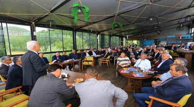 B&uuml;y&uuml;kşehir Muhtarlar Masası ile muhtarların yanında
