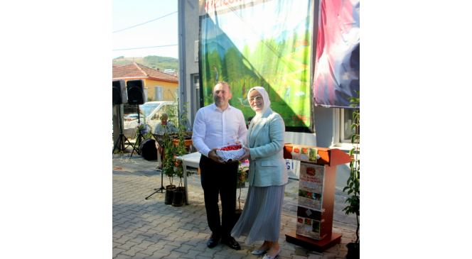 16. Şenk&ouml;y Kızılcık Şenliği renkli g&ouml;r&uuml;nt&uuml;lere sahne oldu
