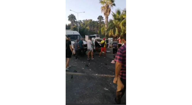 Antalya’da otel servis otobüsü 2 araca çarptı: 6 yaralı