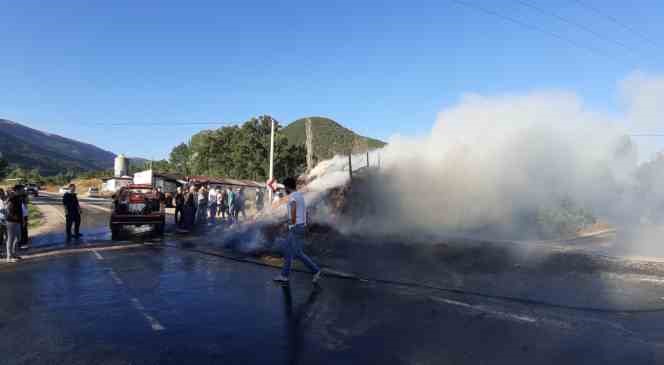 Traktörün römork kısmında yangın çıktı, 110 balya saman küle döndü
