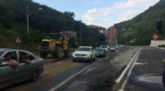 Trabzon&rsquo;da tur otob&uuml;s&uuml; ile otomobil &ccedil;arpıştı: 3 yaralı
