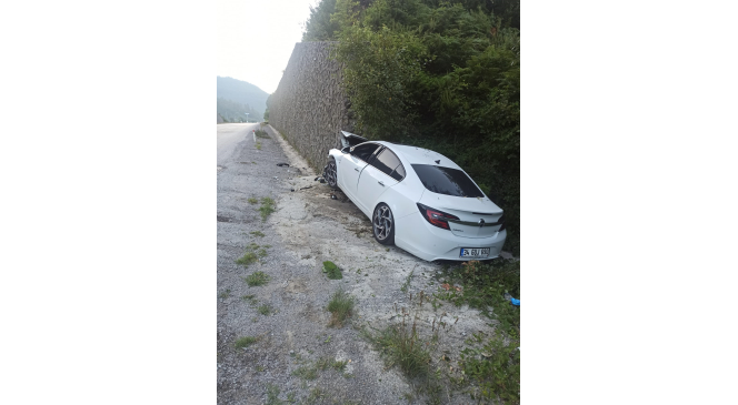 Kontrolden çıkan otomobil duvara çarptı