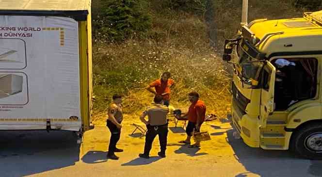 Mahallelilerden mangal yapan tır şoförlerine tepki