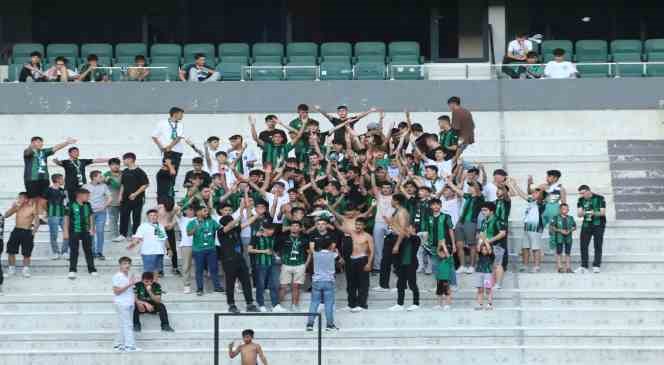 Demet Akalın, Kocaelispor için stadyumda konser verdi