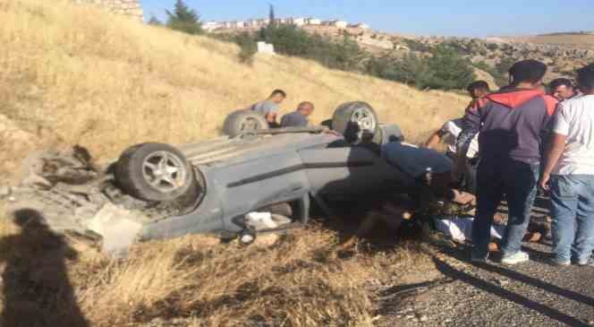 Adıyaman&rsquo;da otomobil şarampole yuvarlandı: 1 &ouml;l&uuml;, 2 yaralı
