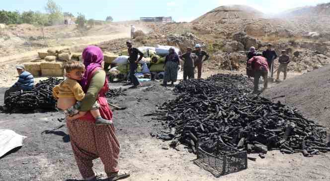 Yüzlerinde kömür karasıyla mevsimlik işçiler