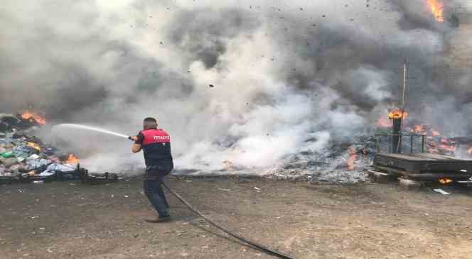 Ağrı’da çıkan yangında iş yeri küle döndü