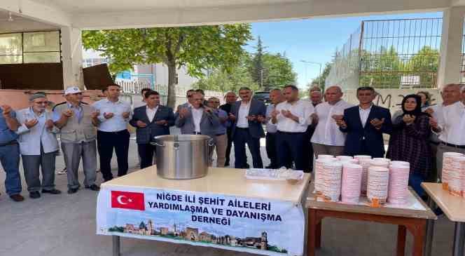 Şehitler i&ccedil;in aşure dağıtıldı
