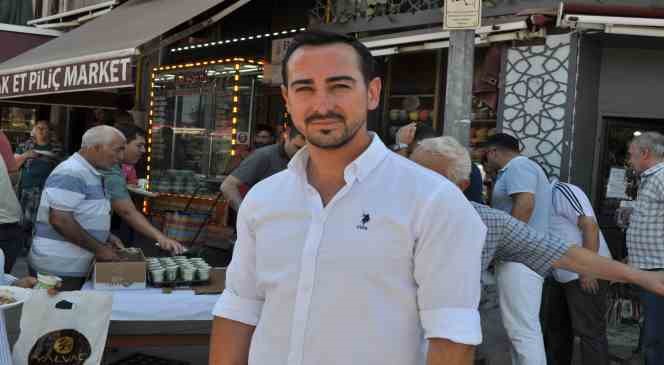 Paşa Mahallesi&rsquo;nin muhtarı babasının hayrına pilav dağıttı
