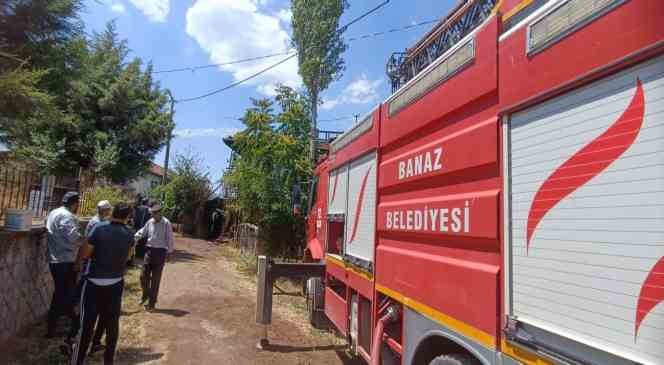 Uşak’ta çıkan yangında ev ve traktör zarar gördü