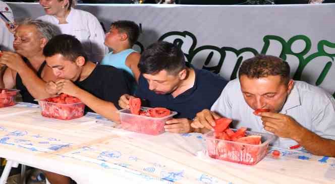 Tekirdağ&rsquo;da karpuz yeme yarışması: 2 kilo karpuzu yiyen altın kazandı
