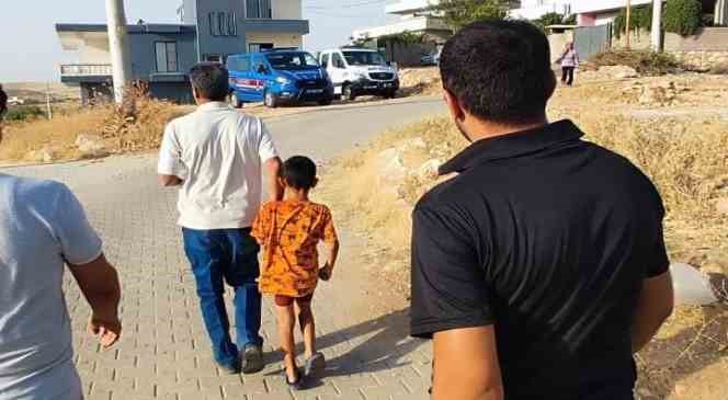 Mardin’de kayıp ihbarı verilen çocuk komşunun avlusunda uyurken bulundu