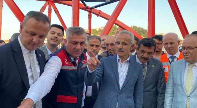 Bakan Uraloğlu, yapımı devam eden k&ouml;pr&uuml; ve kavşak &ccedil;alışmasını inceledi
