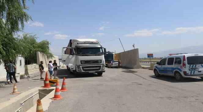 Erzincan’da tırın dorsesinde 70 civarında kaçak göçmen yakalandı