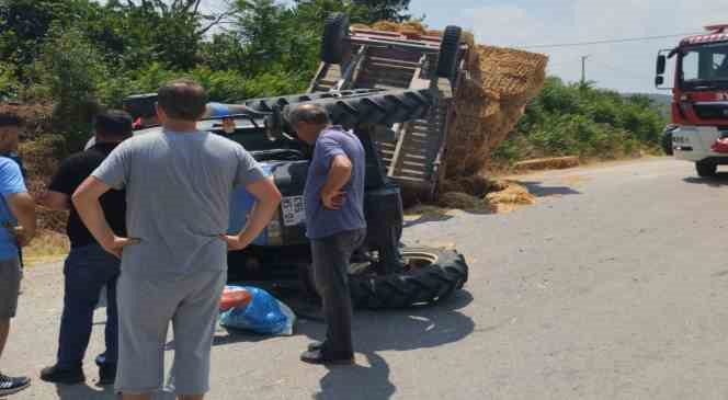 Susurluk’ta saman yüklü traktör devrildi: 1 yaralı