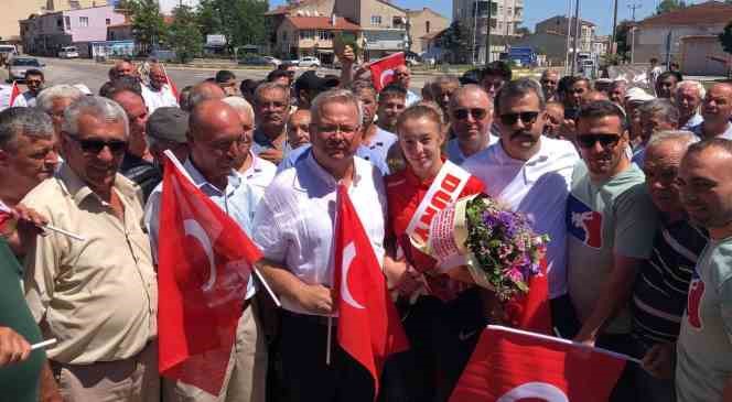 D&uuml;nya ikincisi g&uuml;reş&ccedil;i memleketinde coşkuyla karşılandı
