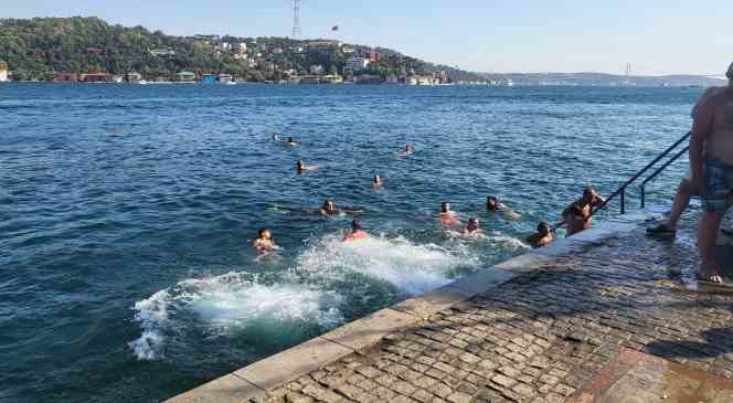 İstanbul’da sıcaktan bunalan vatandaşlar soluğu sahilde aldı