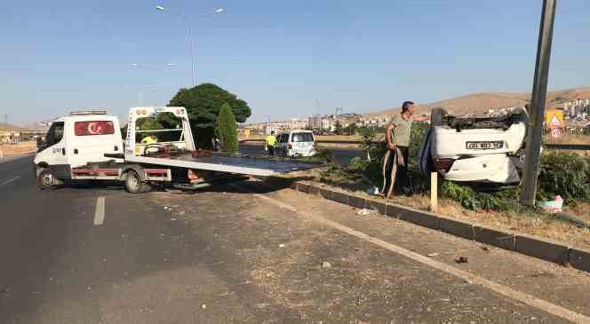 Elazığ’da aydınlatma direğine çarpan otomobil takla attı: 4 yaralı