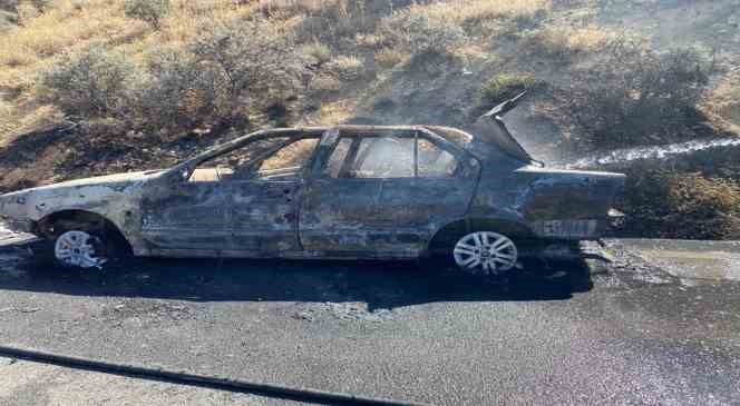 Karaman&rsquo;da alev alan otomobil demir yığınına d&ouml;nd&uuml;

