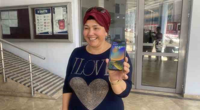 Yolda y&uuml;r&uuml;rken piyasa değeri 38 bin TL&rsquo;lik telefon buldu
