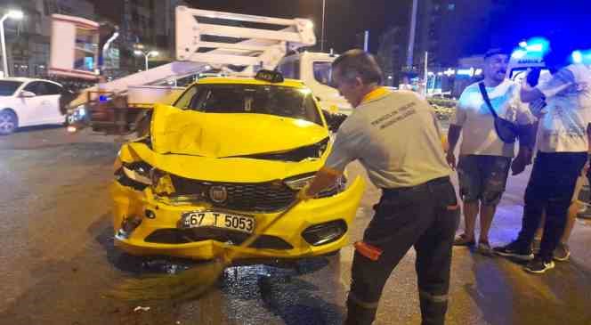 İki otomobil kafa kafaya çarpıştı: 11 yaralı