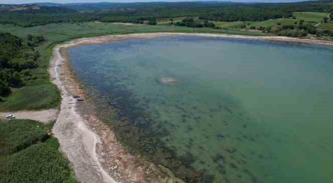 Suların &ccedil;ekildiği Terkos G&ouml;l&uuml;&rsquo;nde ortaya &ccedil;ıkan tarihi yol havadan g&ouml;r&uuml;nt&uuml;lendi
