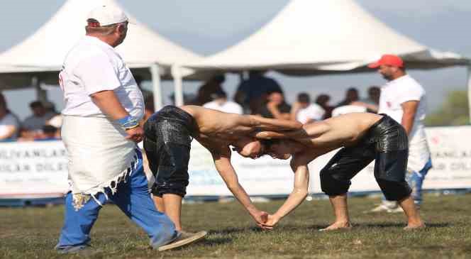 Bursa B&uuml;y&uuml;kşehir Belediyesporlu g&uuml;reş&ccedil;iler 12 madalya kazandı
