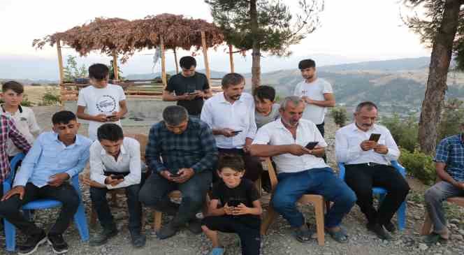 Bin kişinin yaşadığı mahallede ‘telefon çekmiyor’ tepkisi