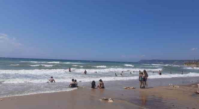 Denize giren tatilciler fırtına çıkınca kendilerini sahile attı