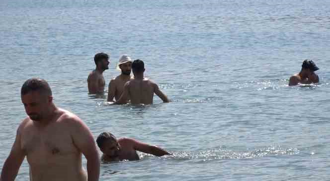 Sıcak havadan bunalanlar serinlemek için Van Gölü’ne girdi