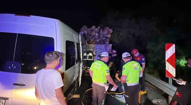 Tomruk yüklü tıra minibüs çarptı: 1 ölü, 20 yaralı