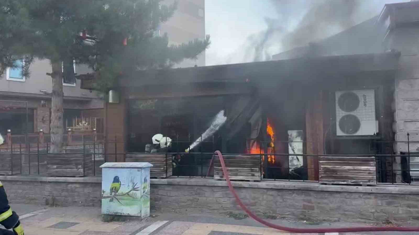 Aksaray&rsquo;da bir kafe alev alev yandı
