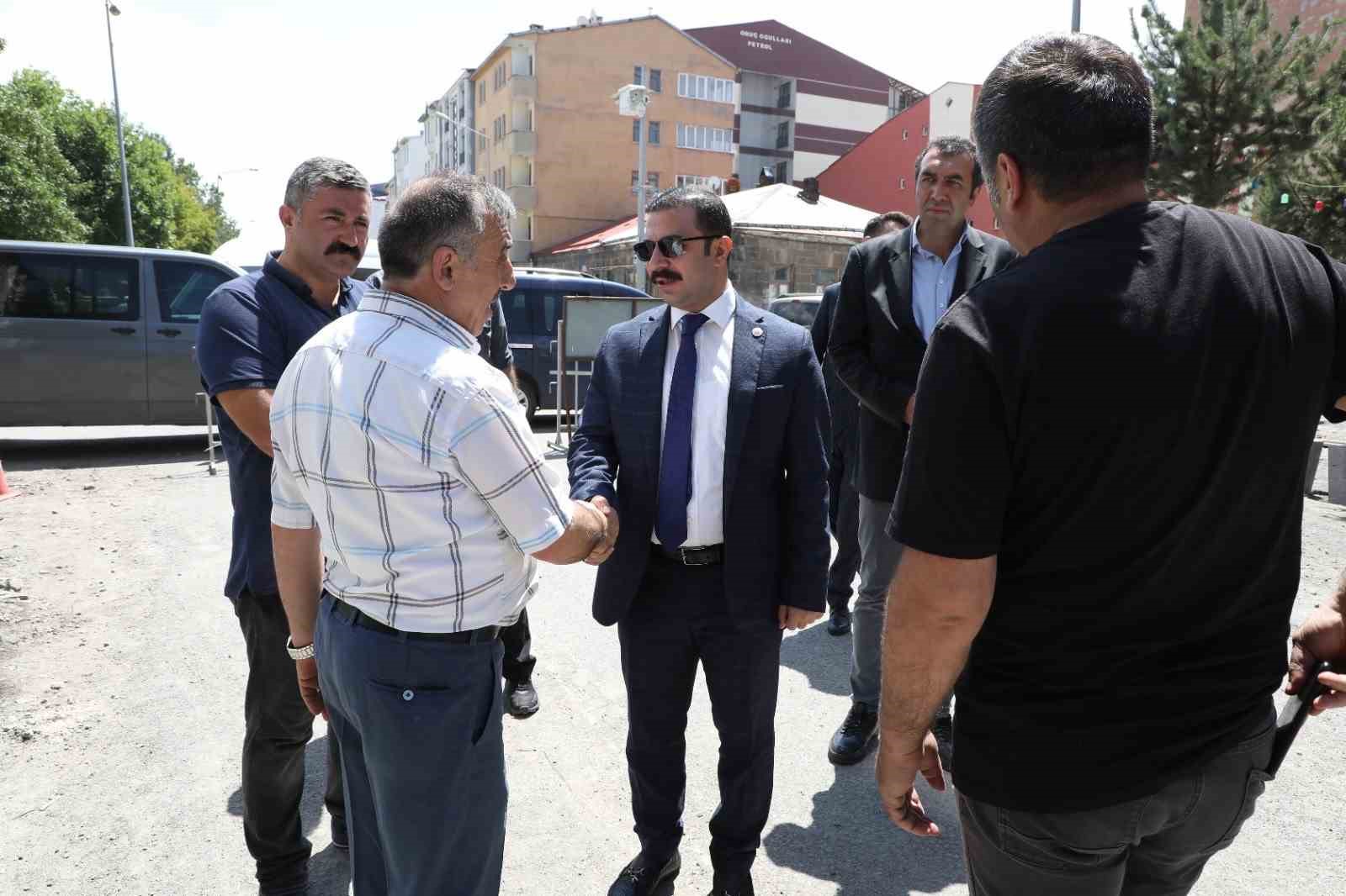 Kars&rsquo;ta yol ve kaldırım &ccedil;alışmaları s&uuml;r&uuml;yor
