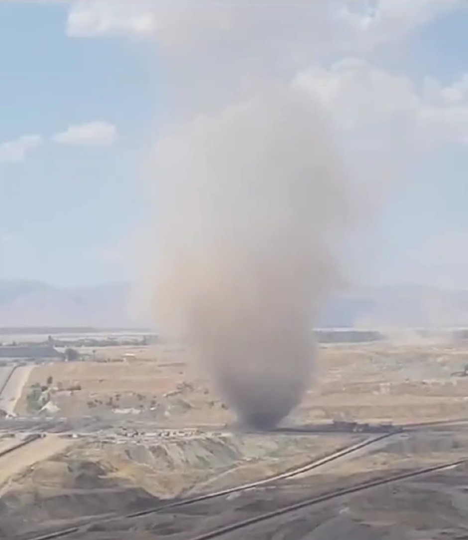 Devasa hortum &ccedil;ıktı,  helikopterden g&ouml;r&uuml;nt&uuml;lendi
