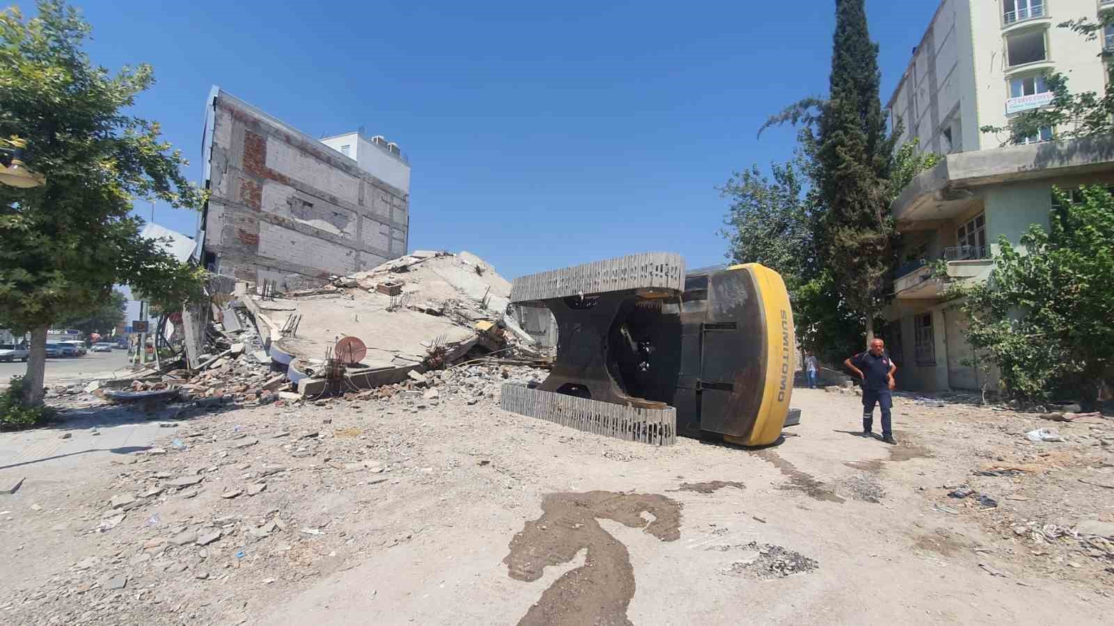 İş makinesi yıkım esnasında devrildi
