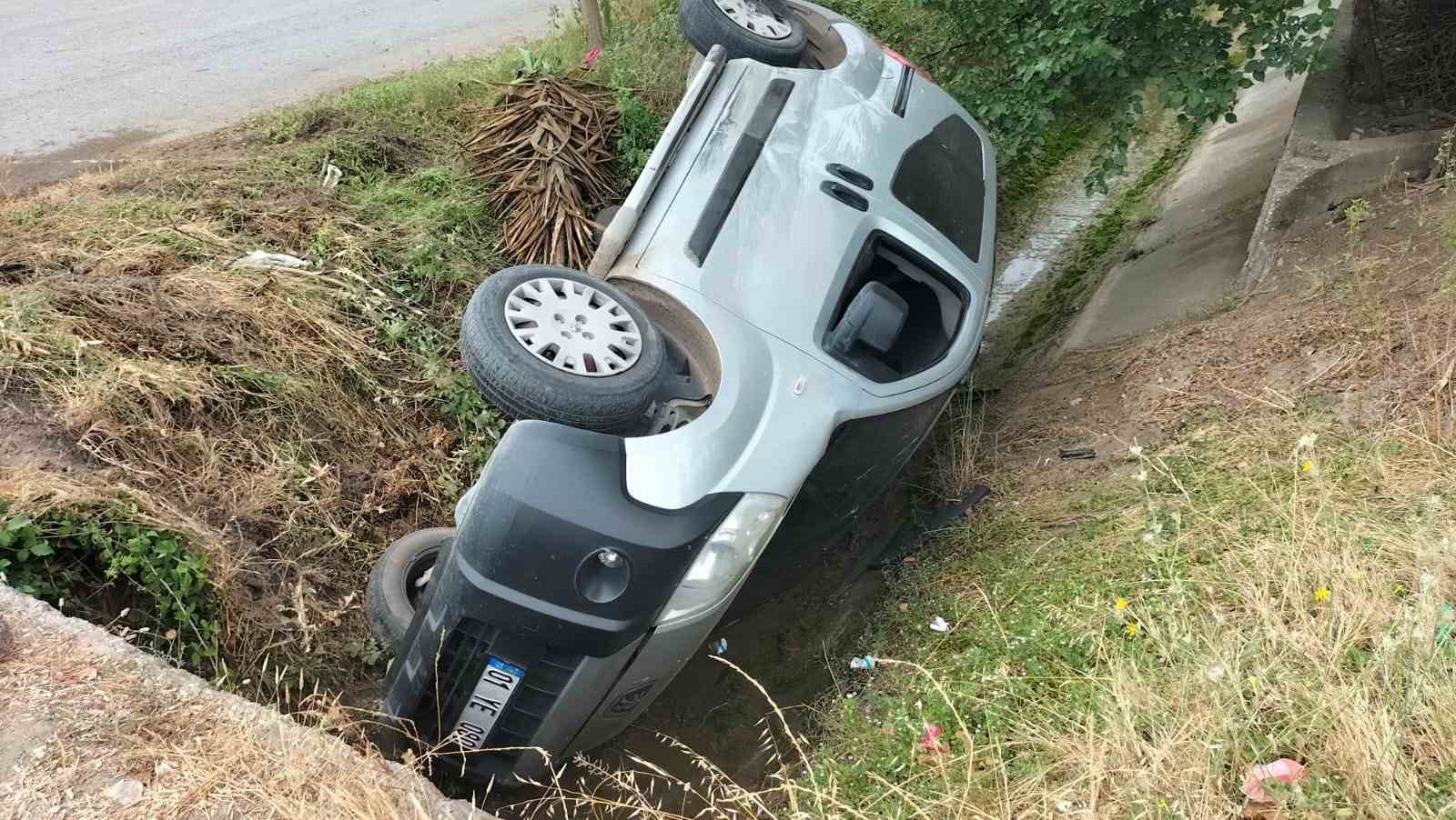 Kaza sonrası kanala d&uuml;şen ara&ccedil;taki 2 kişi yaralandı
