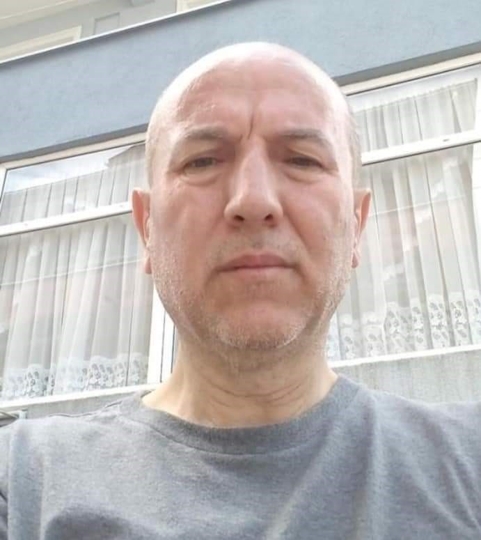 Boğulma tehlikesi geçiren kadına yardım için girdiği denizde hayatını kaybetti
