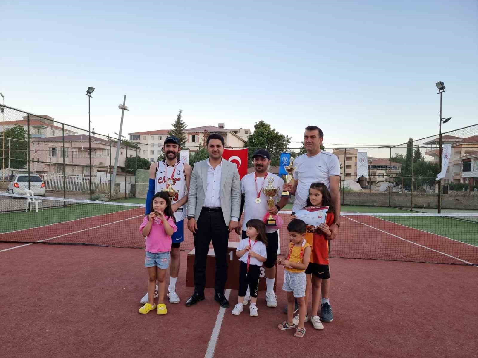 Veteran kort tenis turnuvası d&uuml;zenlendi
