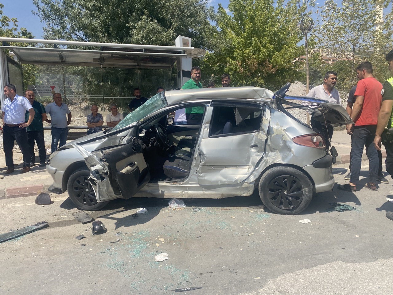 Minibüs ile otomobil çarpıştı: 6 yaralı