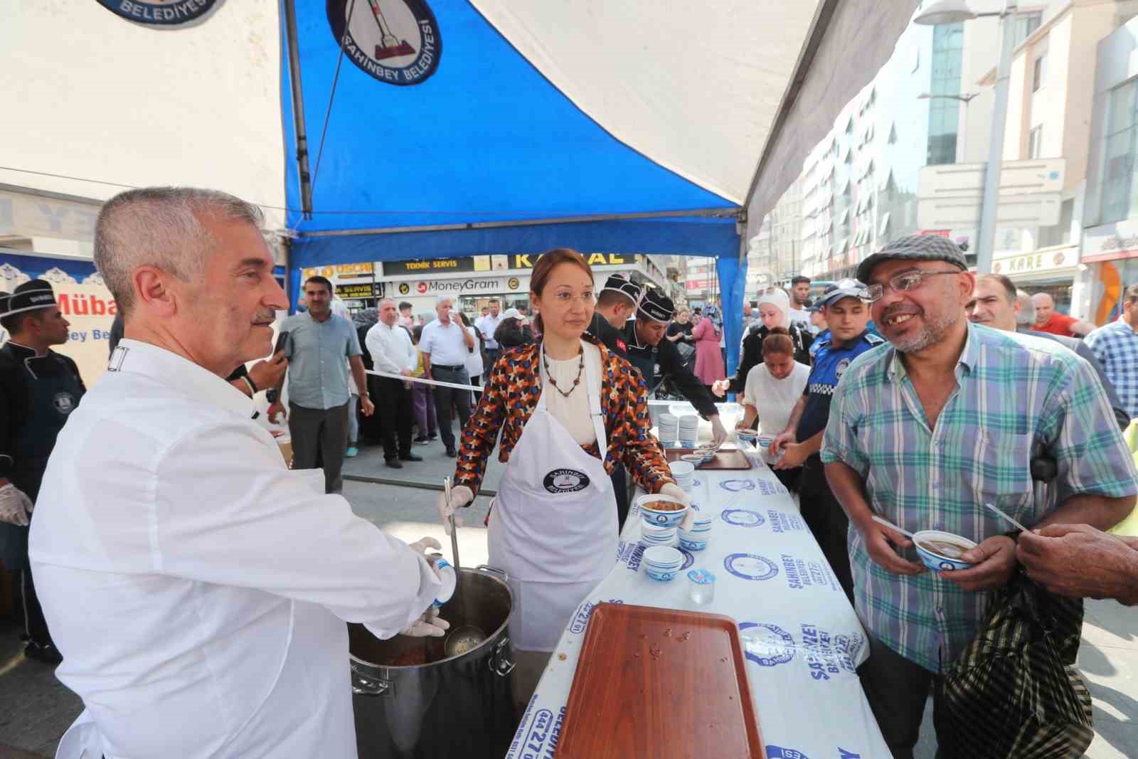 Tahmazoğlu, vatandaşlara aşure ikramında bulundu