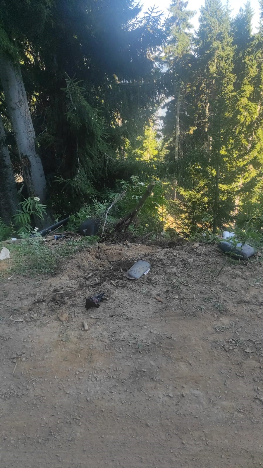 Yama&ccedil;tan yuvarlanan ağa&ccedil; kamyonete &ccedil;arptı: 1 &ouml;l&uuml;, 1 yaralı
