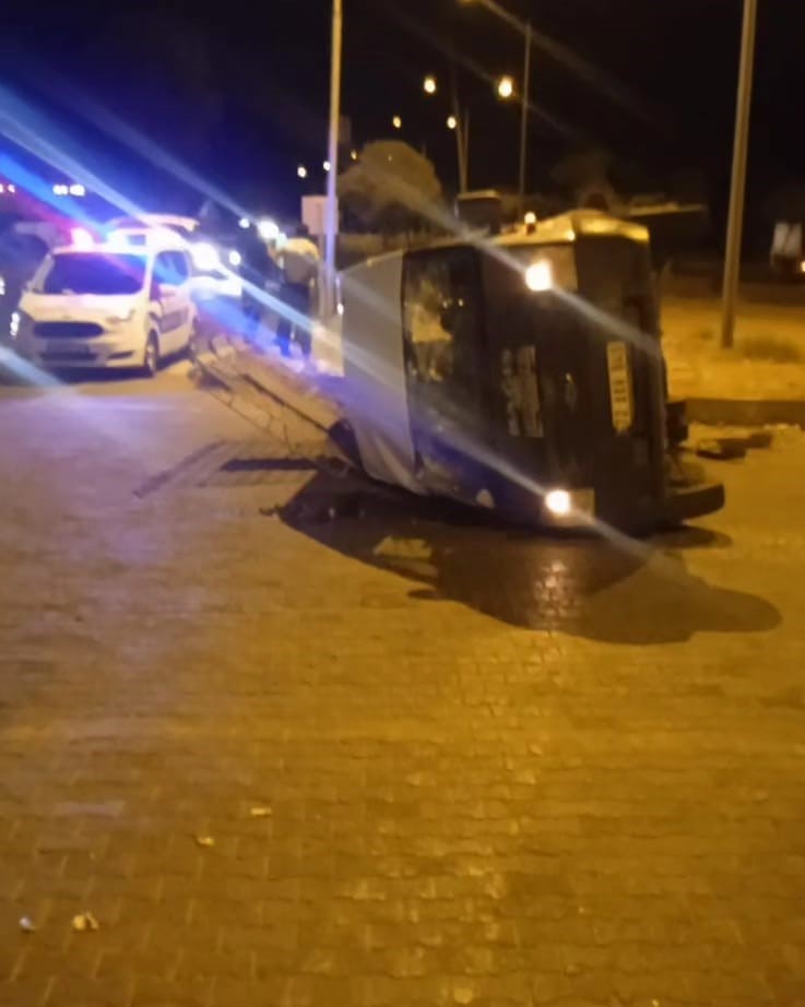 Bing&ouml;l&rsquo;de hafif ticari ara&ccedil;la minib&uuml;s &ccedil;apıştı: 7 yaralı
