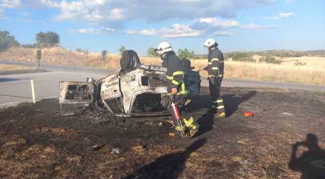 Kırklareli’nde refüje çarpan otomobil alev aldı