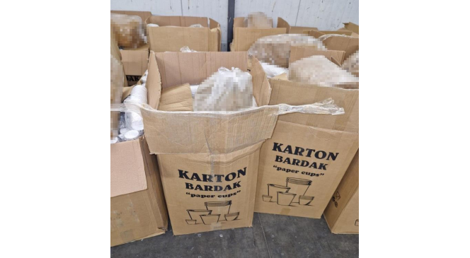 Karton bardaklar arasında 35 bin euroluk ka&ccedil;ak t&uuml;t&uuml;n ele ge&ccedil;irildi
