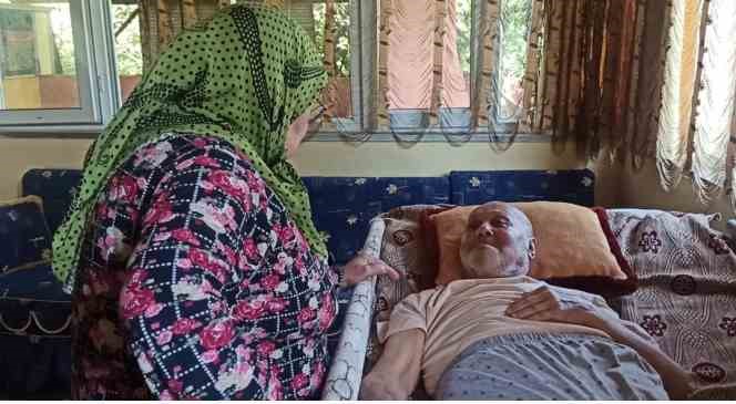 Mutlu olsun diye ıslık bile &ccedil;alıyor: Vefalı eş, 17 yıldır bakıyor kocasına bebek gibi bakıyor
